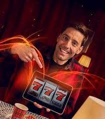 Tampilan pertandingan Mobile Legends dengan dua tim bersaing di arena permainan
